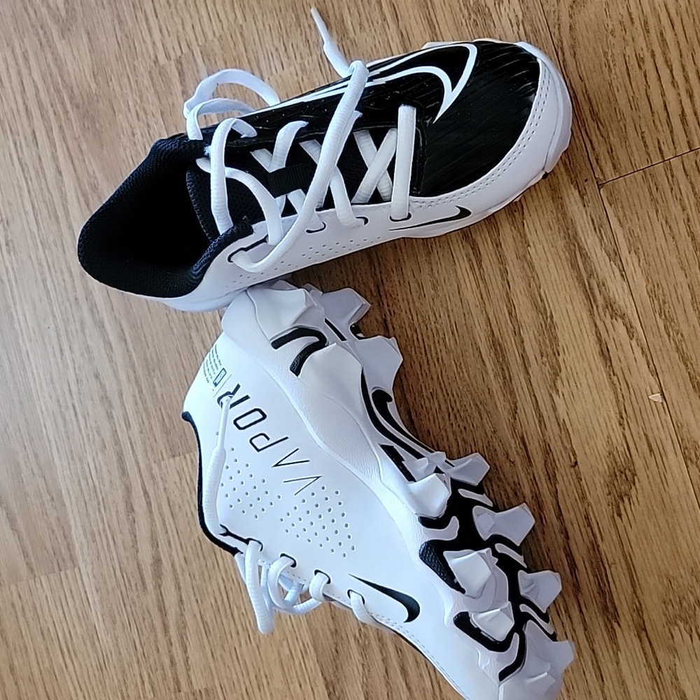 New Nike kids baseball cleats, size 13